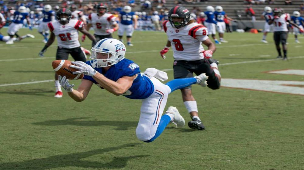 博彩平台推荐 Football player catching a football during a game